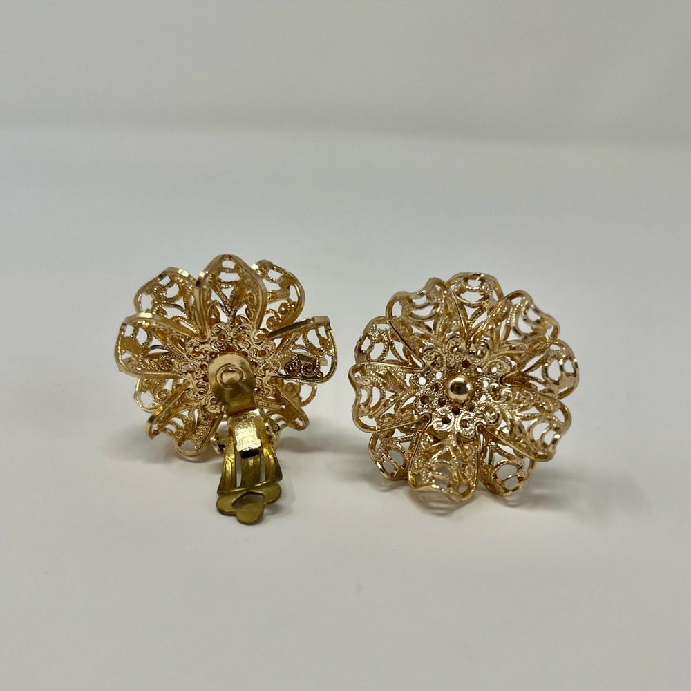 Vintage Fluted Flower Gold Toned 1980’s Clip On Earrings